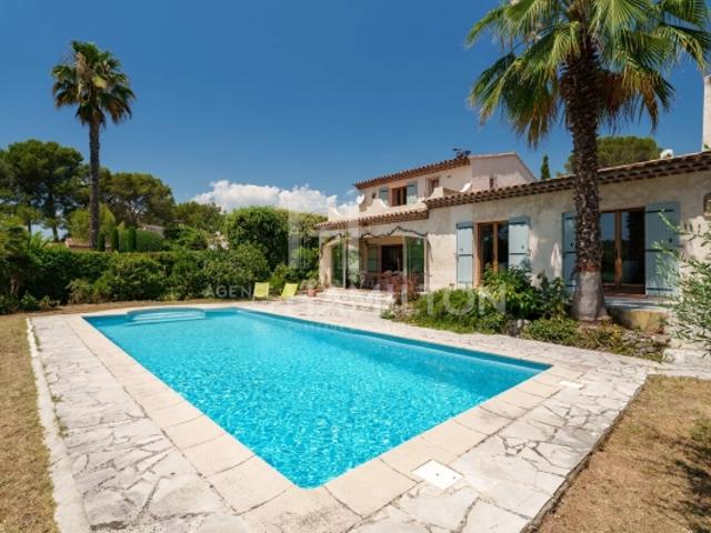 VILLA AVEC PISCINE À PROXIMITÉS DES ÉCOLES