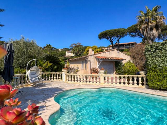 VILLA AVEC PISCINE GARAGE CAR PORT JOLI JARDIN PAYSAGÉ, À PIEDS DES PLAGES DE SAINTE MAXIME LA NARTELLE