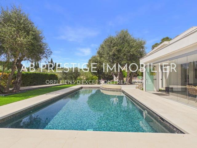 VILLA AVEC PISCINE — DOMAINE PRESTIGIEUX ET RECHERCHÉ VALBONNE
