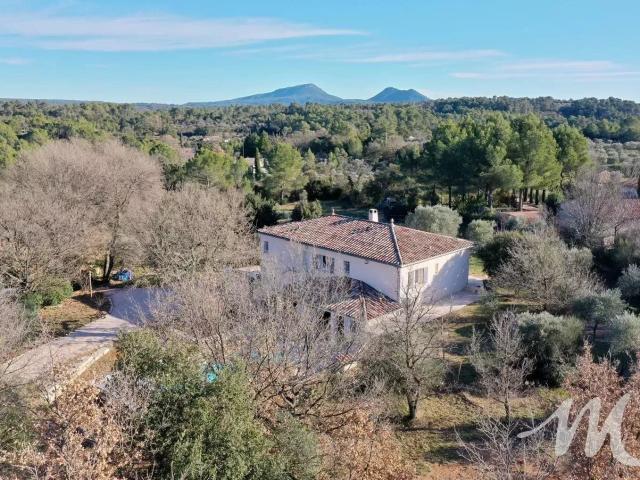 VILLA AVEC PISCINE DANS UN ENVIRONNEMENT CALME