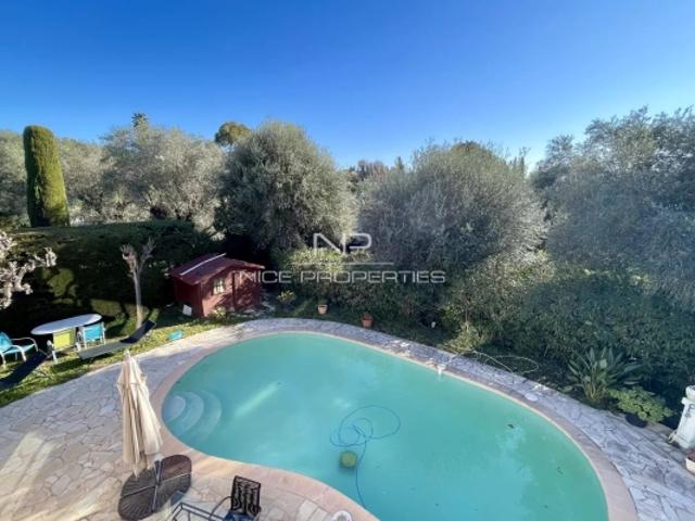 Villa avec piscine dans un quartier résidentiel