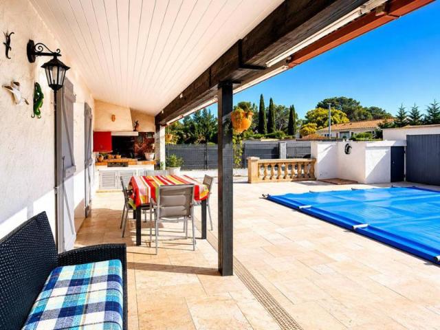 Villa avec piscine de 100m2 H87 ans et F 83 ans