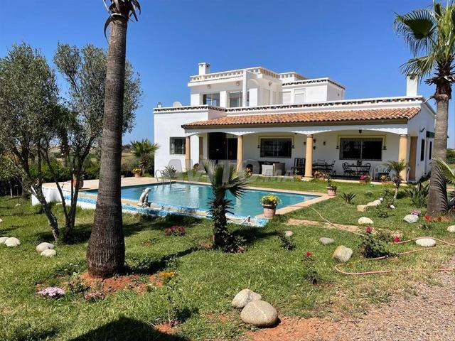 Villa avec piscine de 1 hectare