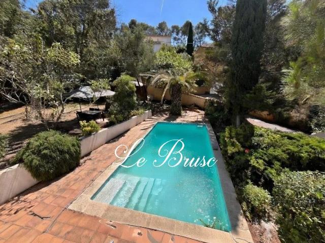 Villa avec piscine de 6 chambres + garage + 3 salles de jeux au