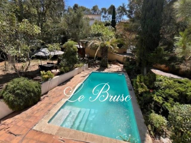 Villa avec piscine de 6 chambres + garage + 3 salles de jeux au Brusc