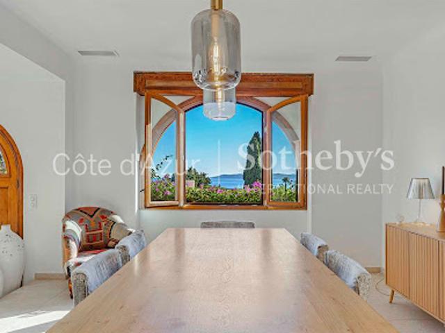 Villa avec piscine en bord de mer