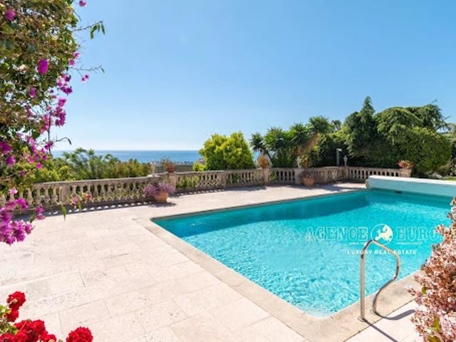 Villa avec piscine en bord de mer