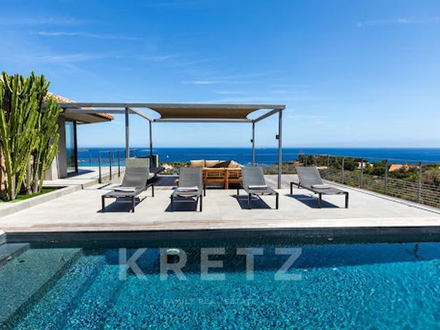 Villa avec piscine en bord de mer