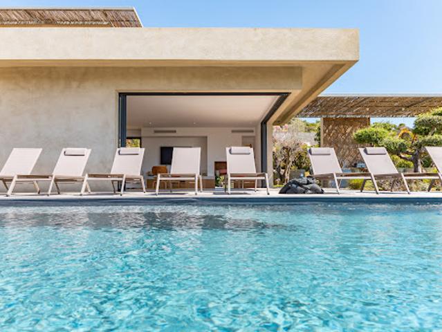 Villa avec piscine en bord de mer