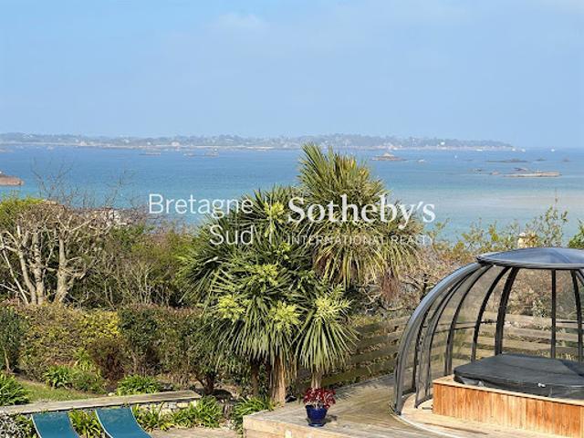Villa avec piscine en bord de mer