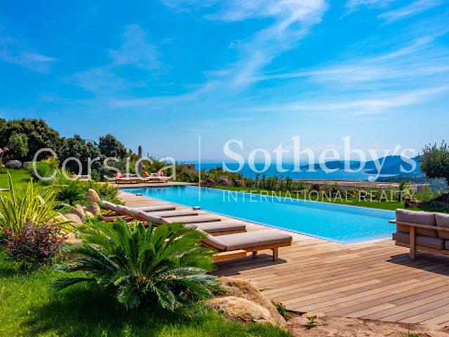 Villa avec piscine en bord de mer