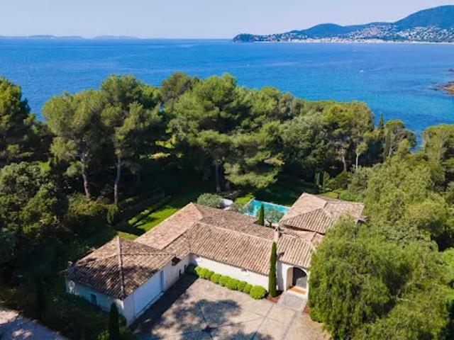 Villa avec piscine en bord de mer