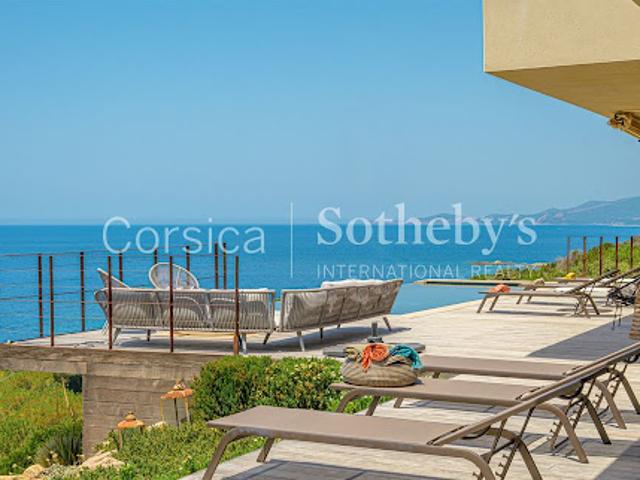 Villa avec piscine en bord de mer