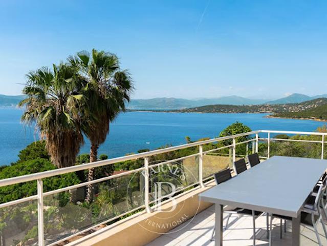Villa avec piscine en bord de mer