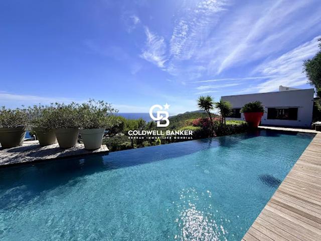 Villa avec piscine en bord de mer