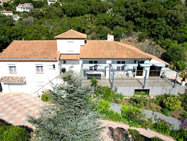 Villa avec piscine en bord de mer