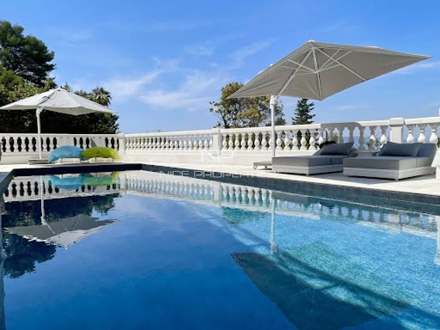 Villa avec piscine en bord de mer