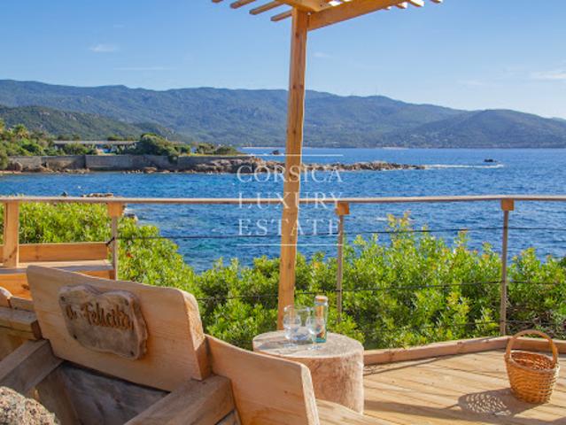 Villa avec piscine en bord de mer