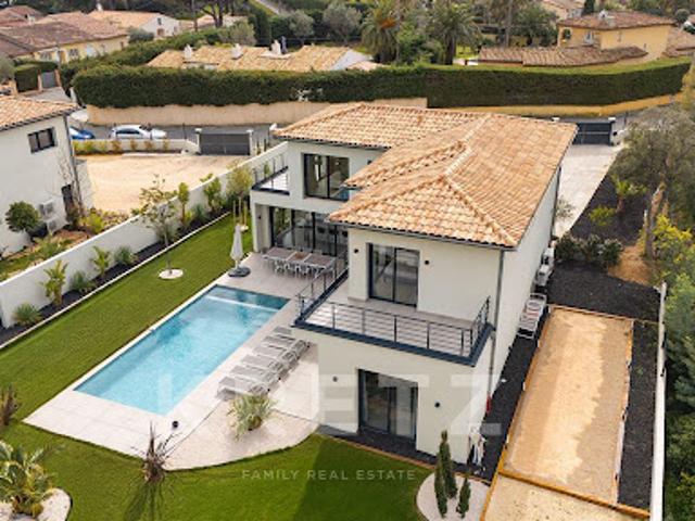 Villa avec piscine en bord de mer