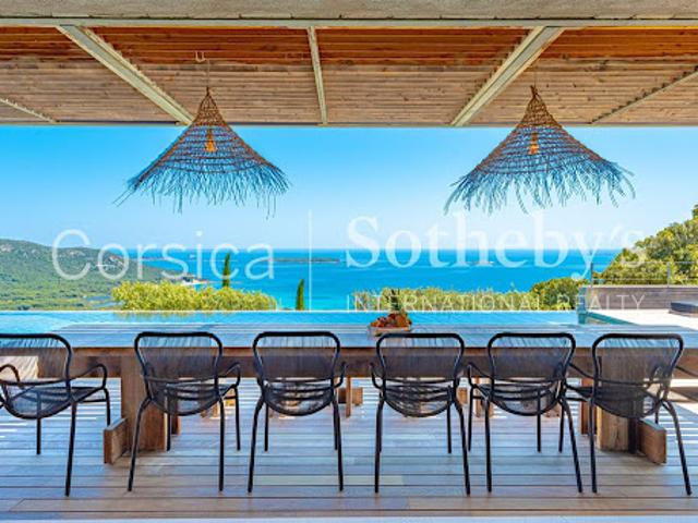 Villa avec piscine en bord de mer