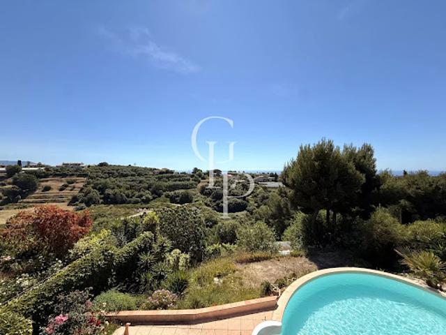 Villa avec piscine en bord de mer