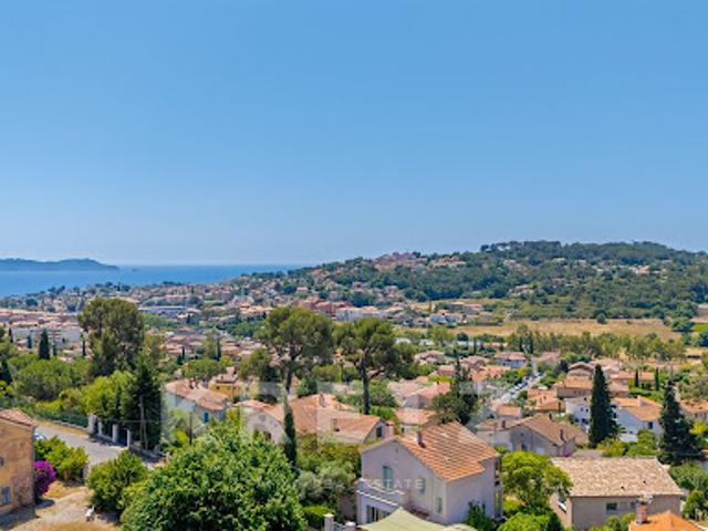 Villa avec piscine en bord de mer