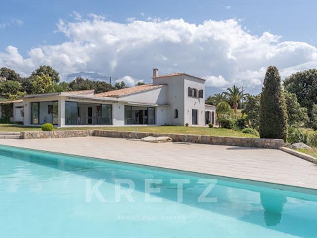 Villa avec piscine en bord de mer