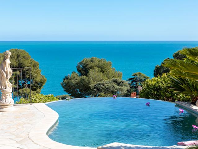 Villa avec piscine en bord de mer