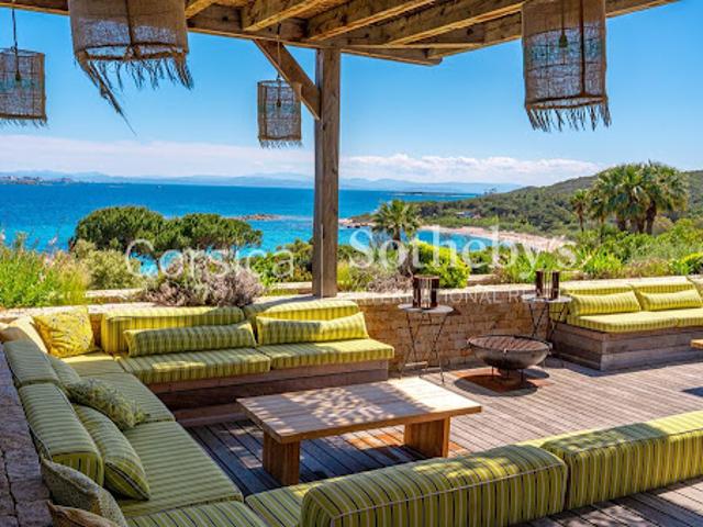 Villa avec piscine en bord de mer