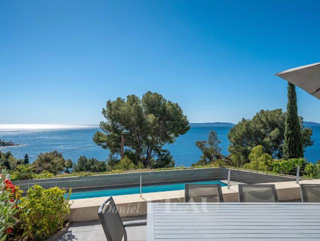 Villa avec piscine en bord de mer