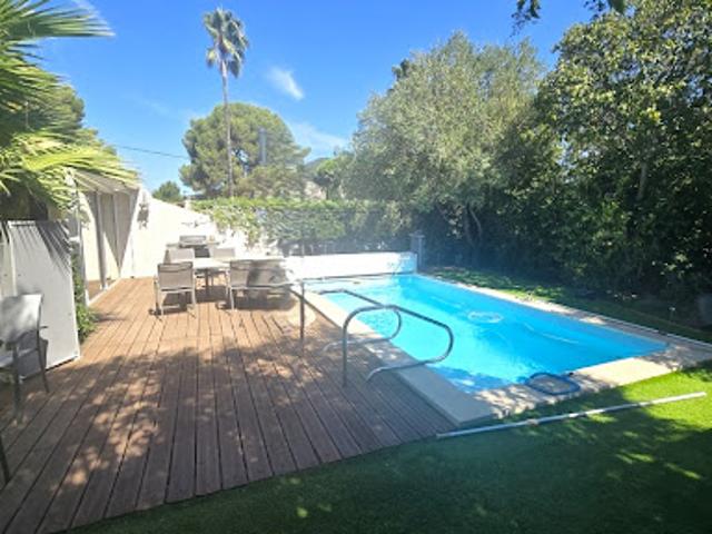 Villa avec piscine en bord de mer