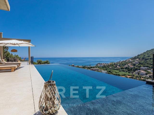 Villa avec piscine en bord de mer
