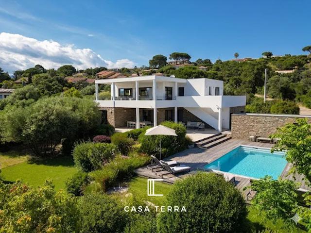 Villa avec piscine et terrasse