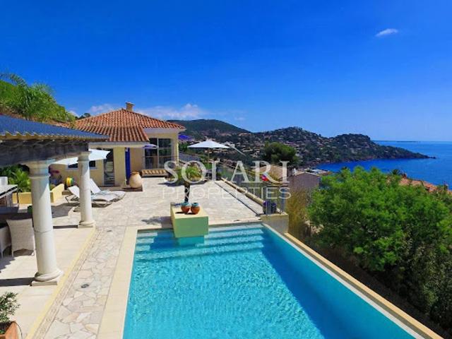 Villa avec piscine en bord de mer