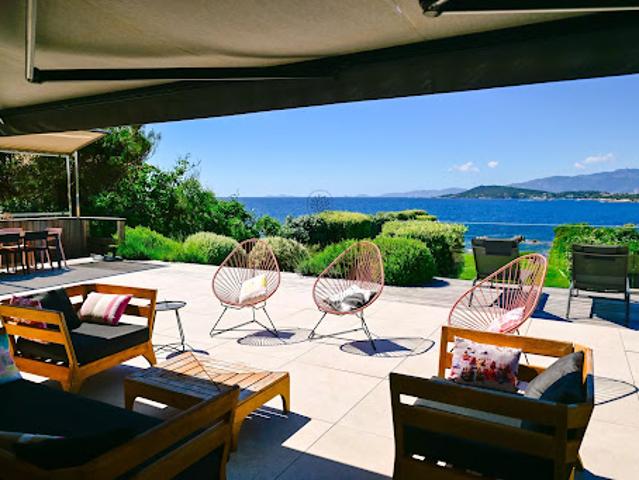 Villa avec piscine en bord de mer
