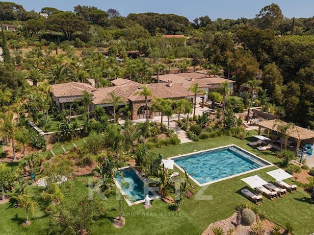 Villa avec piscine en bord de mer
