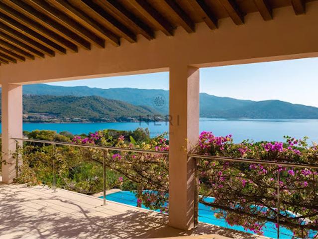 Villa avec piscine en bord de mer