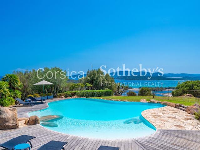 Villa avec piscine en bord de mer