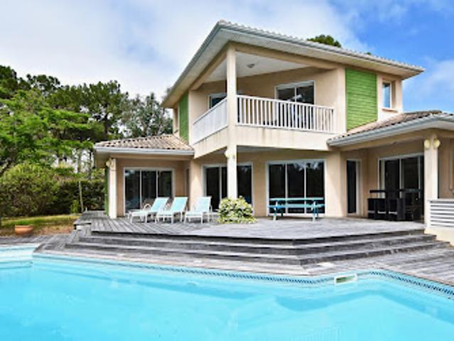 Villa avec piscine en bord de mer