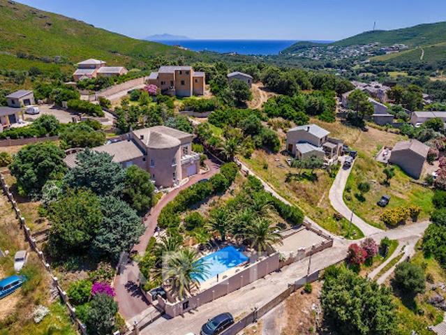 Villa avec piscine en bord de mer