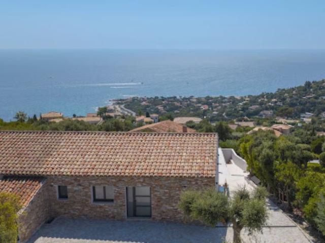 Villa avec piscine en bord de mer