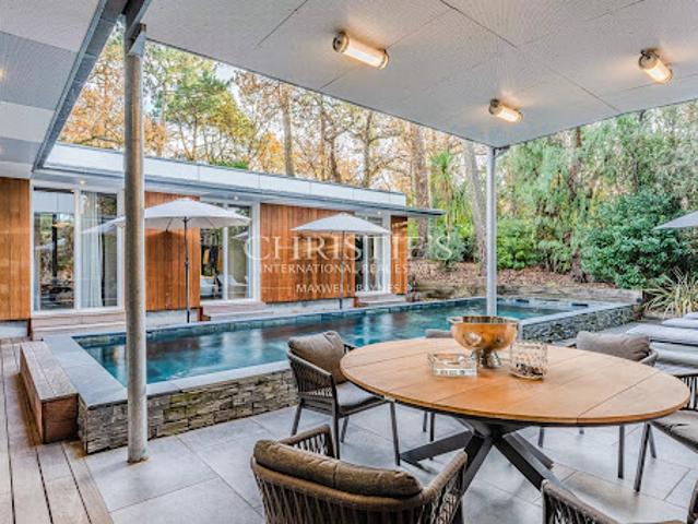 Villa avec piscine en bord de mer