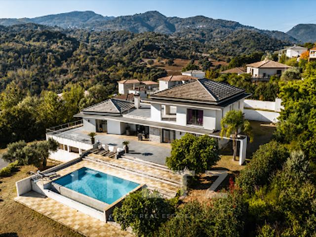 Villa avec piscine en bord de mer
