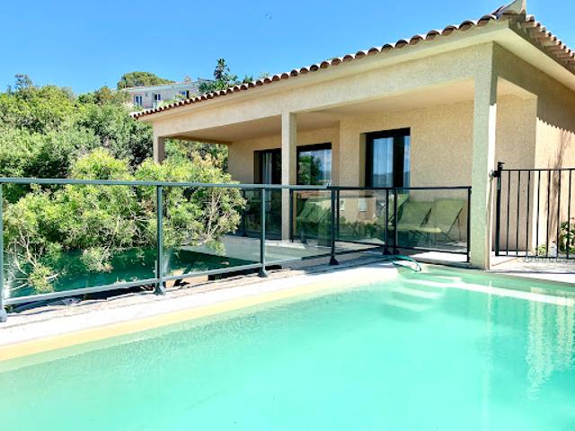 Villa avec piscine en bord de mer