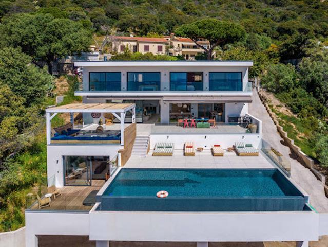 Villa avec piscine en bord de mer