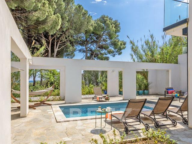Villa avec piscine en bord de mer