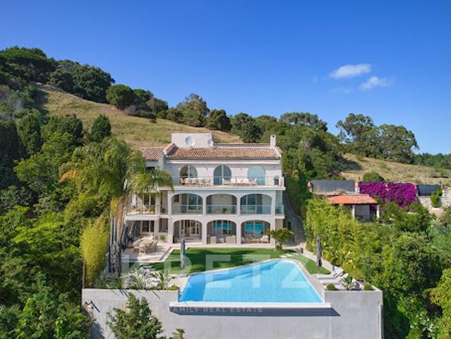 Villa avec piscine en bord de mer