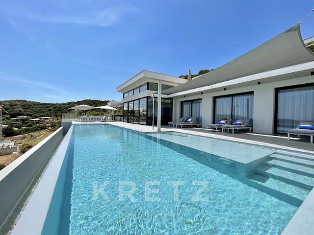 Villa avec piscine en bord de mer