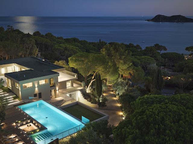 Villa avec piscine en bord de mer