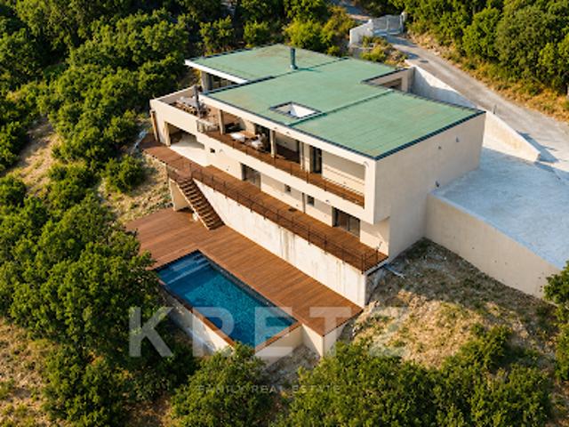 Villa avec piscine en bord de mer